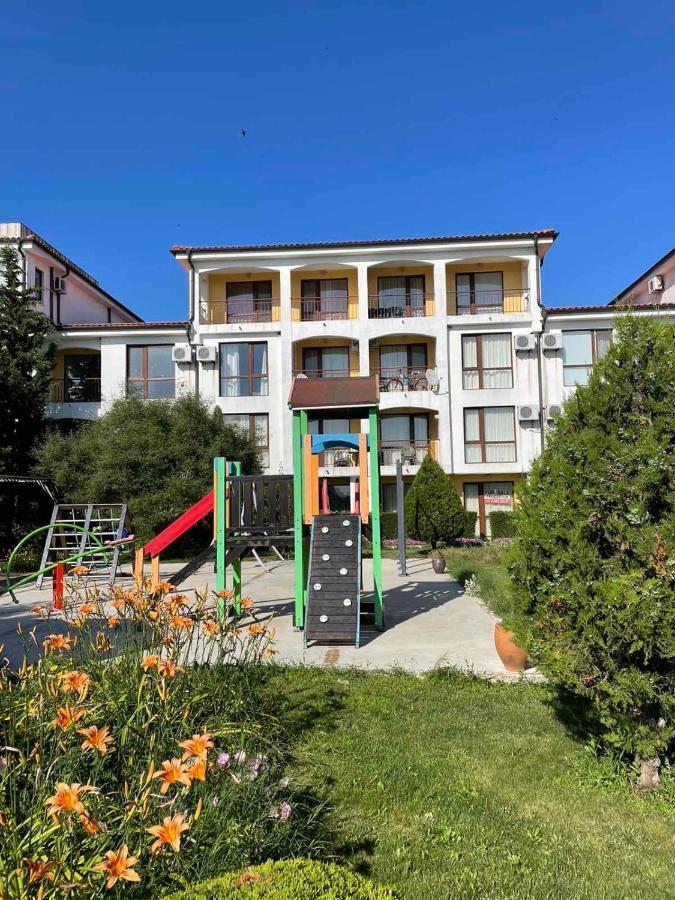 Rutland Sp Apartments Равда Экстерьер фото